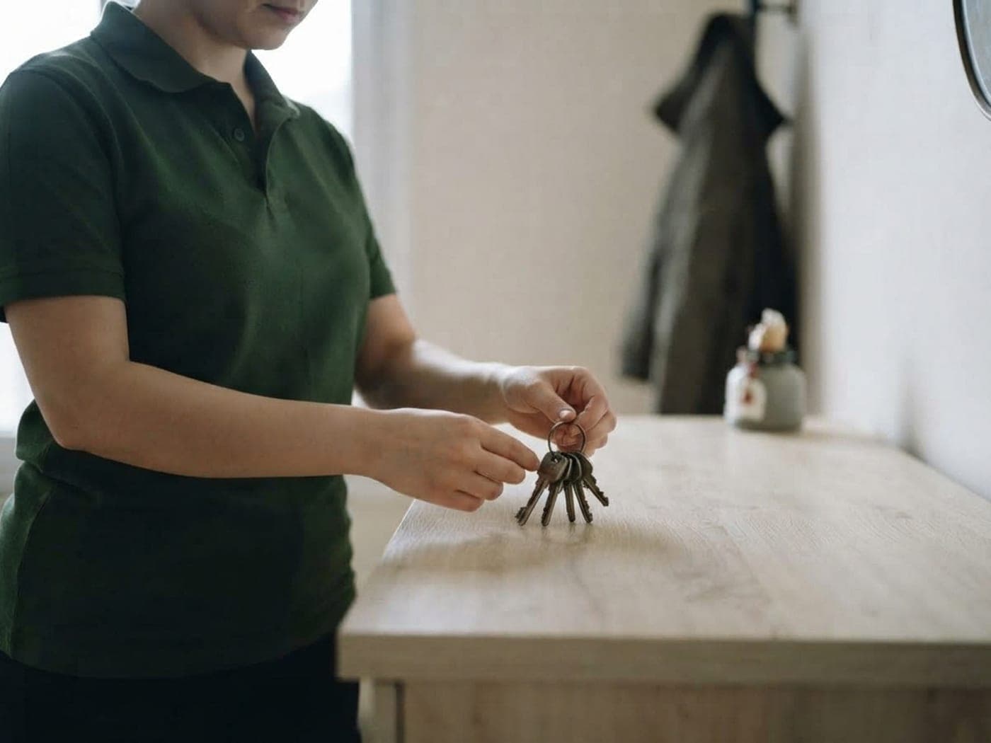 Trousseau de clés posé sur une table en bois, gros plan